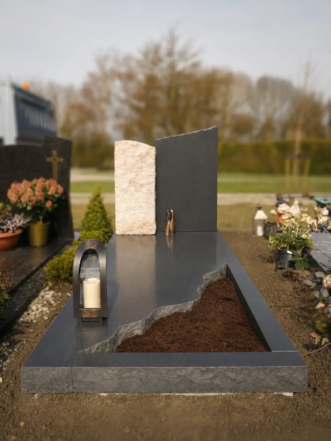 Klassiek grafmonument met prijs