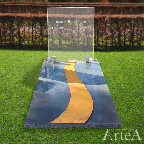 grafmonument met glazen letterplaat en cortenstaal
