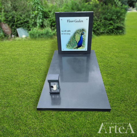 grafmonument met foto op letterplaat van glas