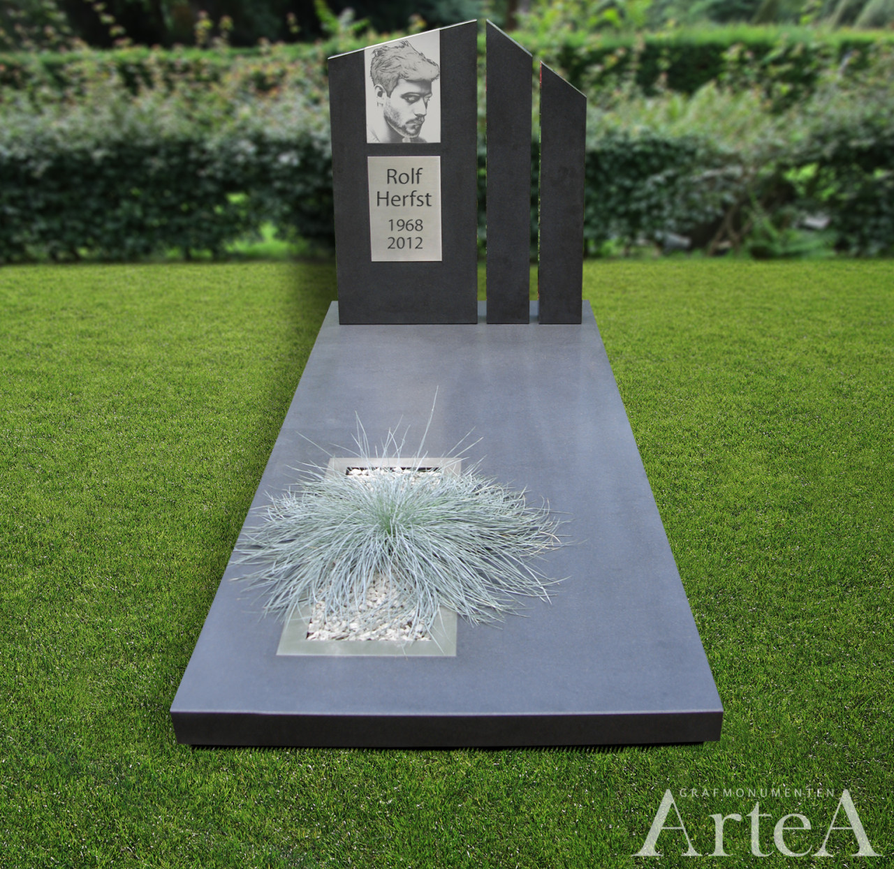 Eigentijdse grafsteen met rvs en tuintje