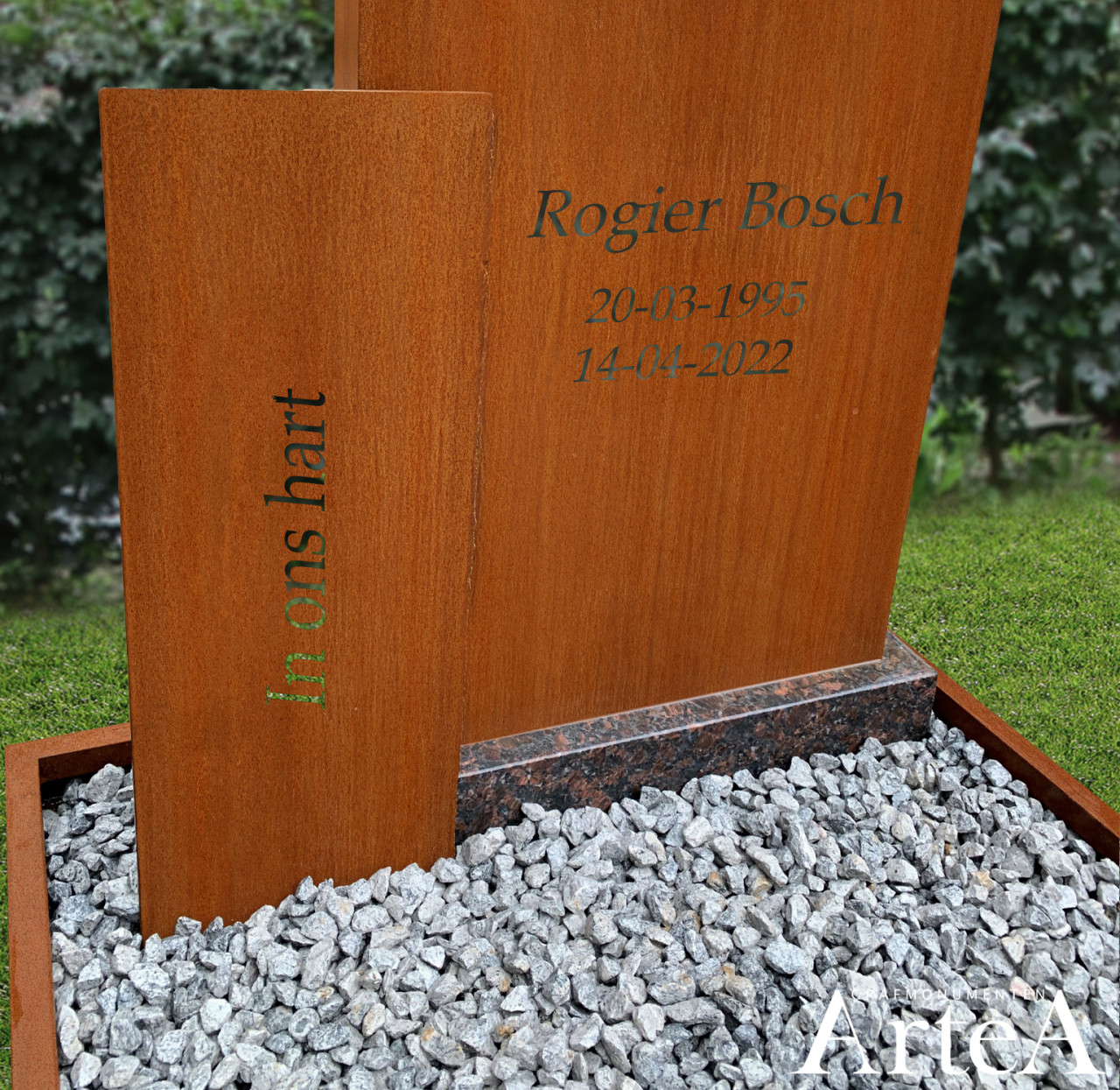 Cortenstaal grafmonument letters uitgesneden