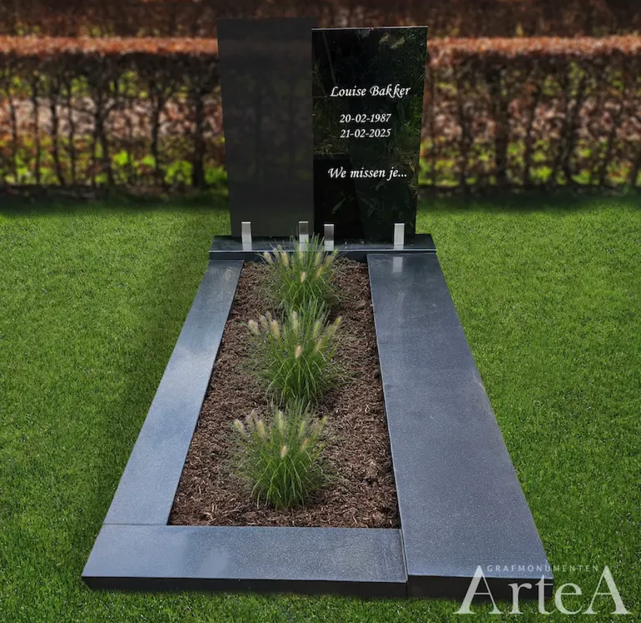 moderne grafsteen met glazen letterplaten en tekst