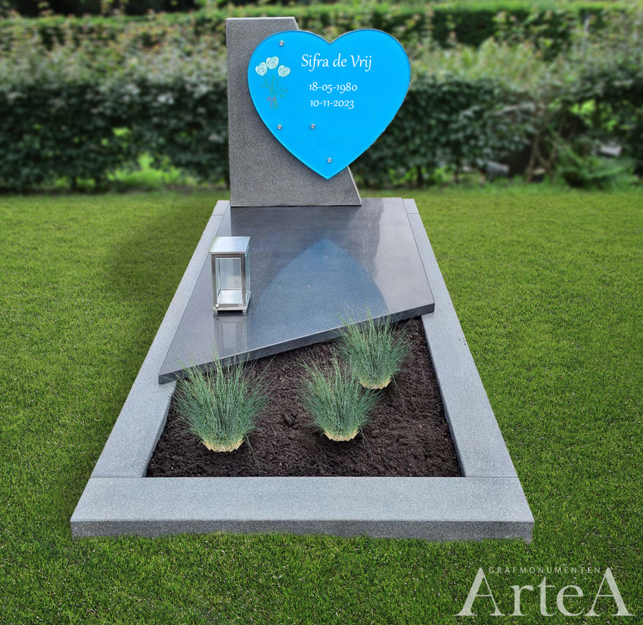 Grafmonument met tekstplaat van glas in hartvorm