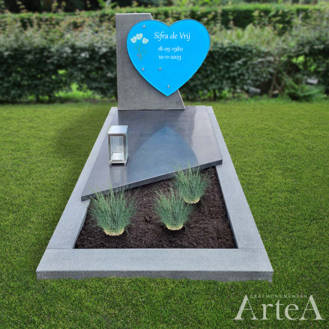 grafsteen met glazen hart