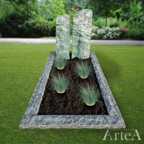 grafsteen met zuilen van natuursteen en glasplaat