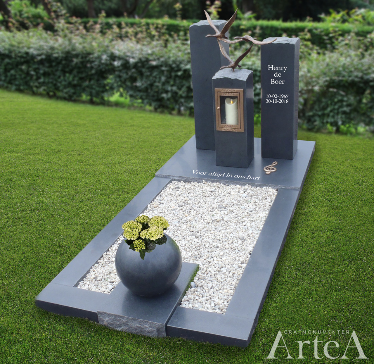 matte grafsteen met lantaarn en vogels van brons