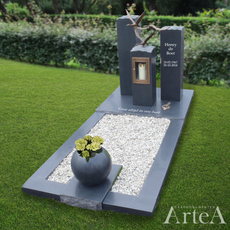 Grafsteen met ingebouwde lantaarn van brons en vogels