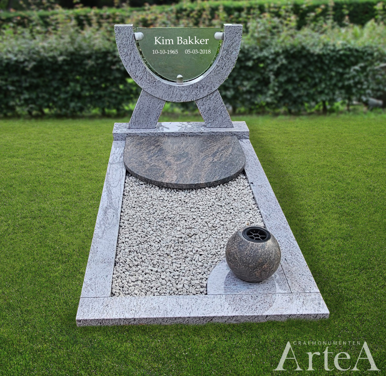 Grafsteen met glazen tekstplaat