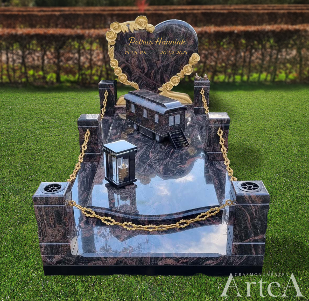 Grafsteen met woonwagen en omranding gouden ketting