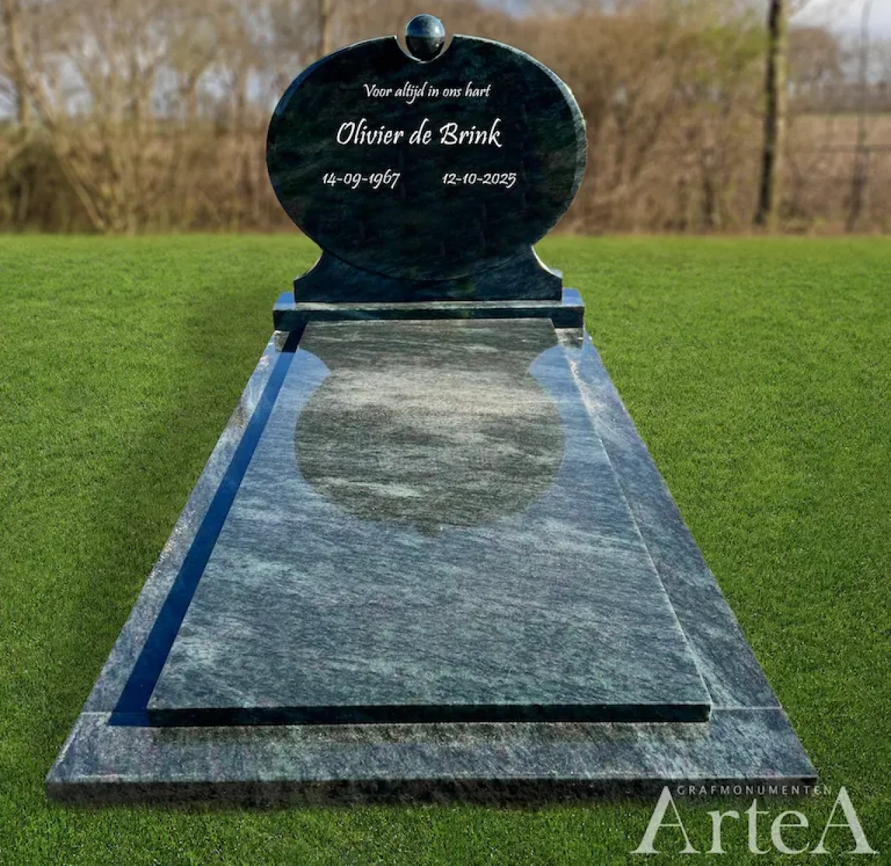 Grafsteen van groen graniet met bolvorm