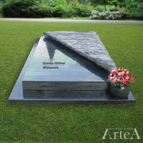 Grafzerk met ruwgekapt deel en graniet met bronzen letters