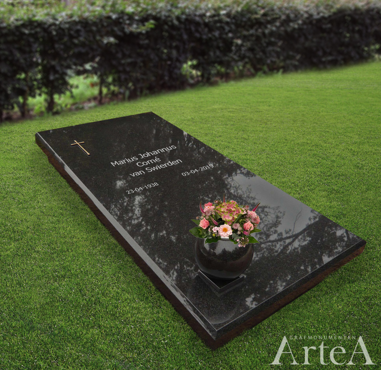 Grafzerk liggend met kruis en zilveren letters graniet zwart