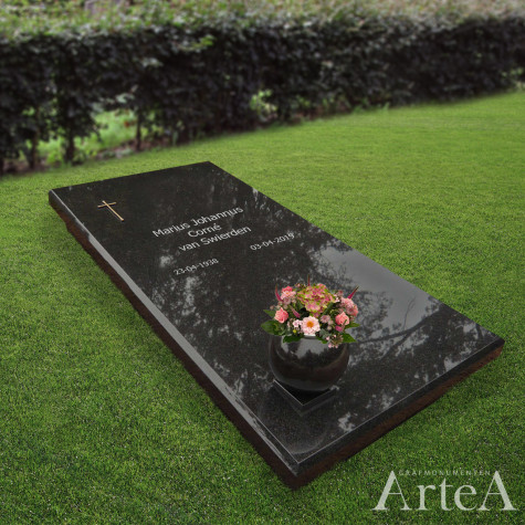 Grafzerk liggend met kruis en zilveren letters graniet zwart