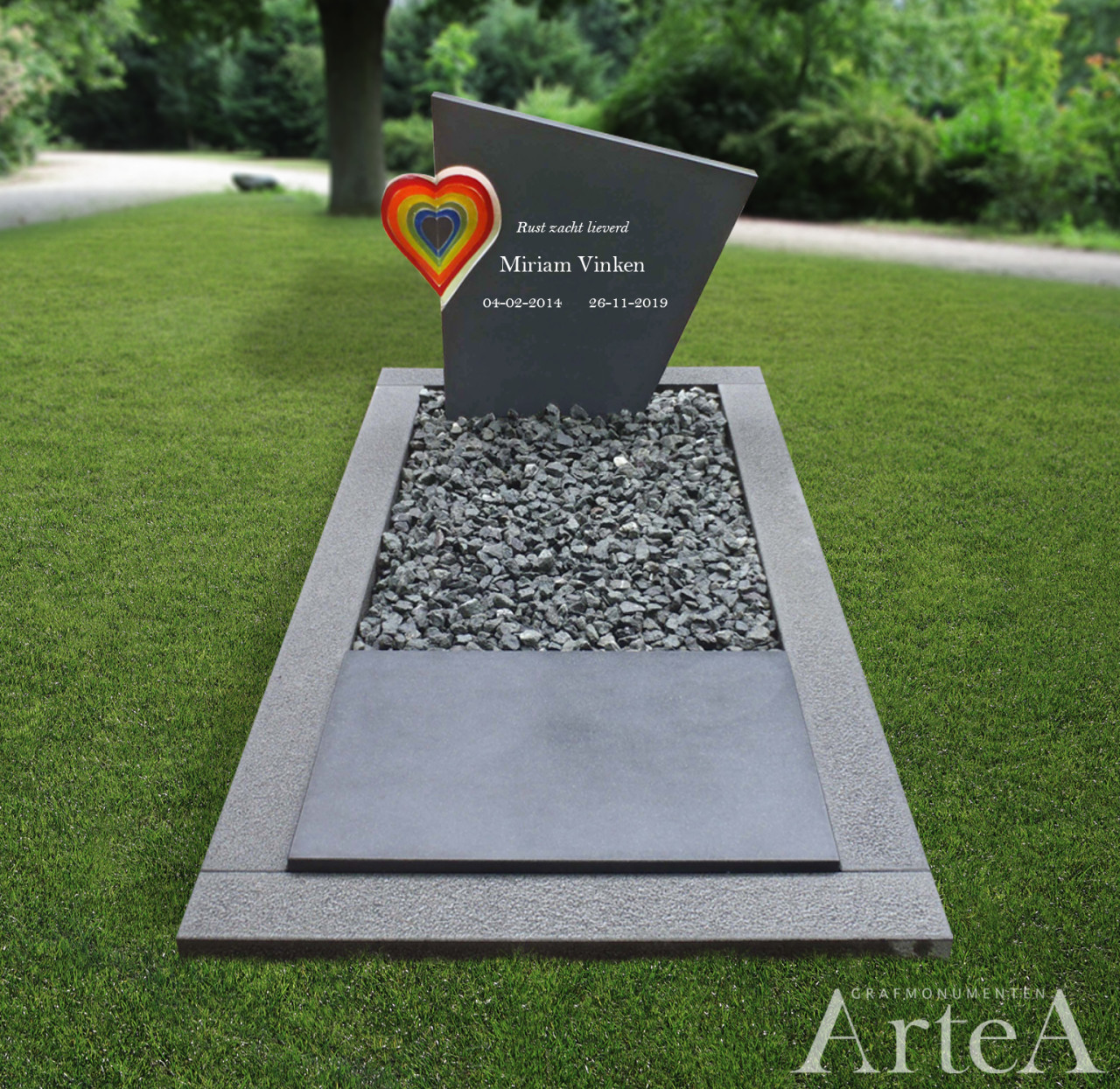 Grafmonument van zwart graniet grafsteen met hart van glas gezoet en gebrand