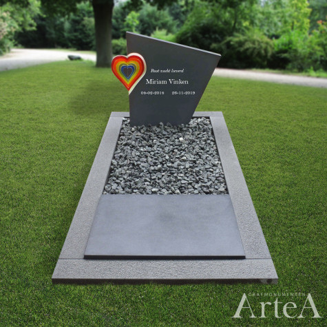 Grafmonument van zwart graniet grafsteen met hart van glas gezoet en gebrand