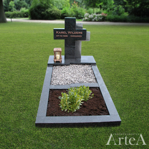 Grafmonument van zwart en grijs graniet grafsteen met tuin en grind