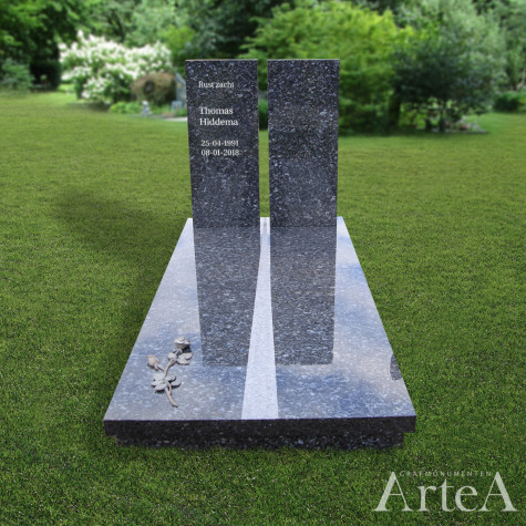 Grafmonument zuilen gruis grafsteen 2 delen graniet met bronzen roos