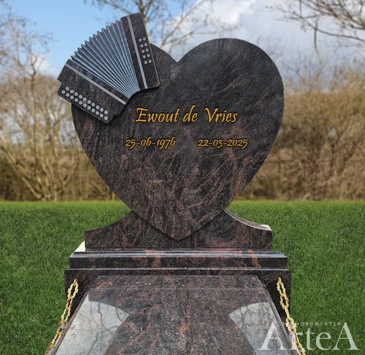 Grafsteen met accordion en hartvorm van graniet