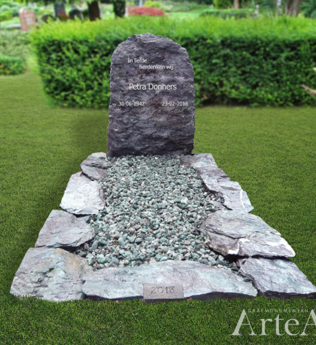 Grafmonument met kei en rots grafsteen ruw