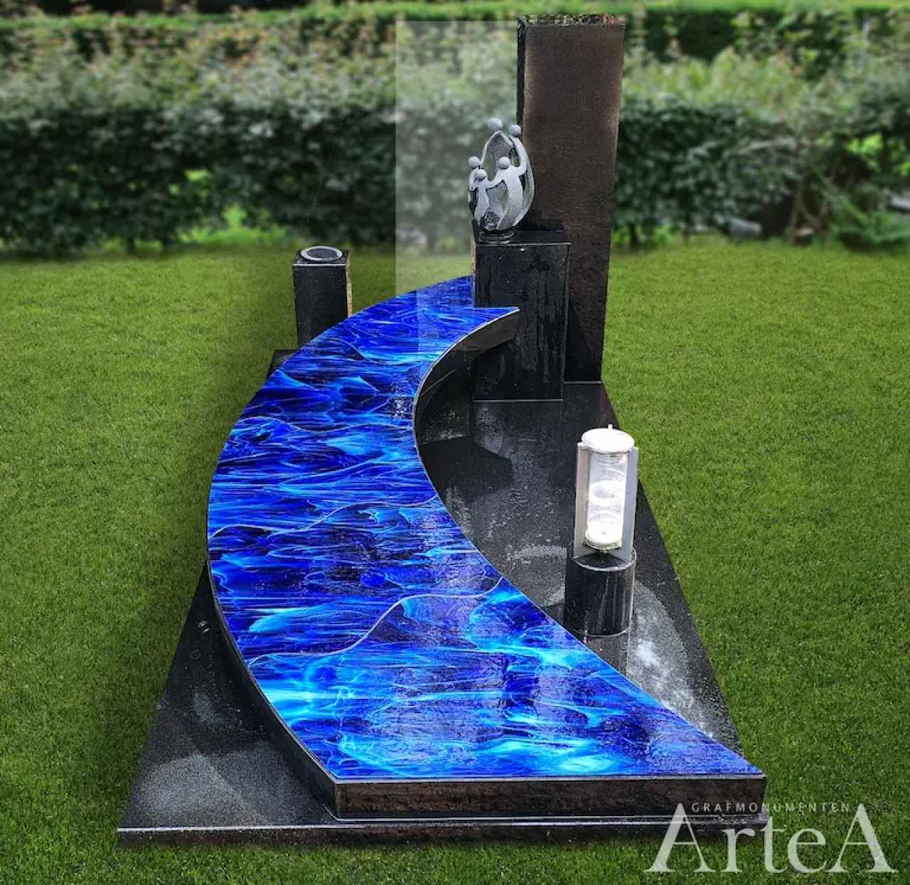 Grafsteen met blauwe glasplaat en zwart graniet
