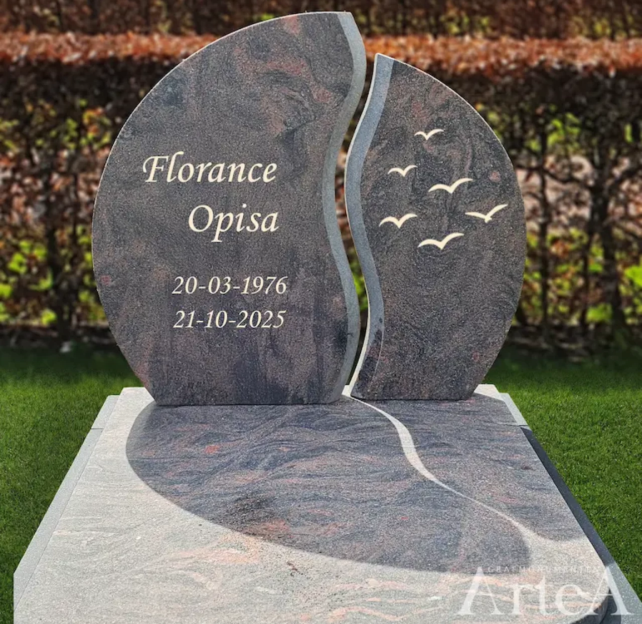 Grafsteen met organische vormen van graniet