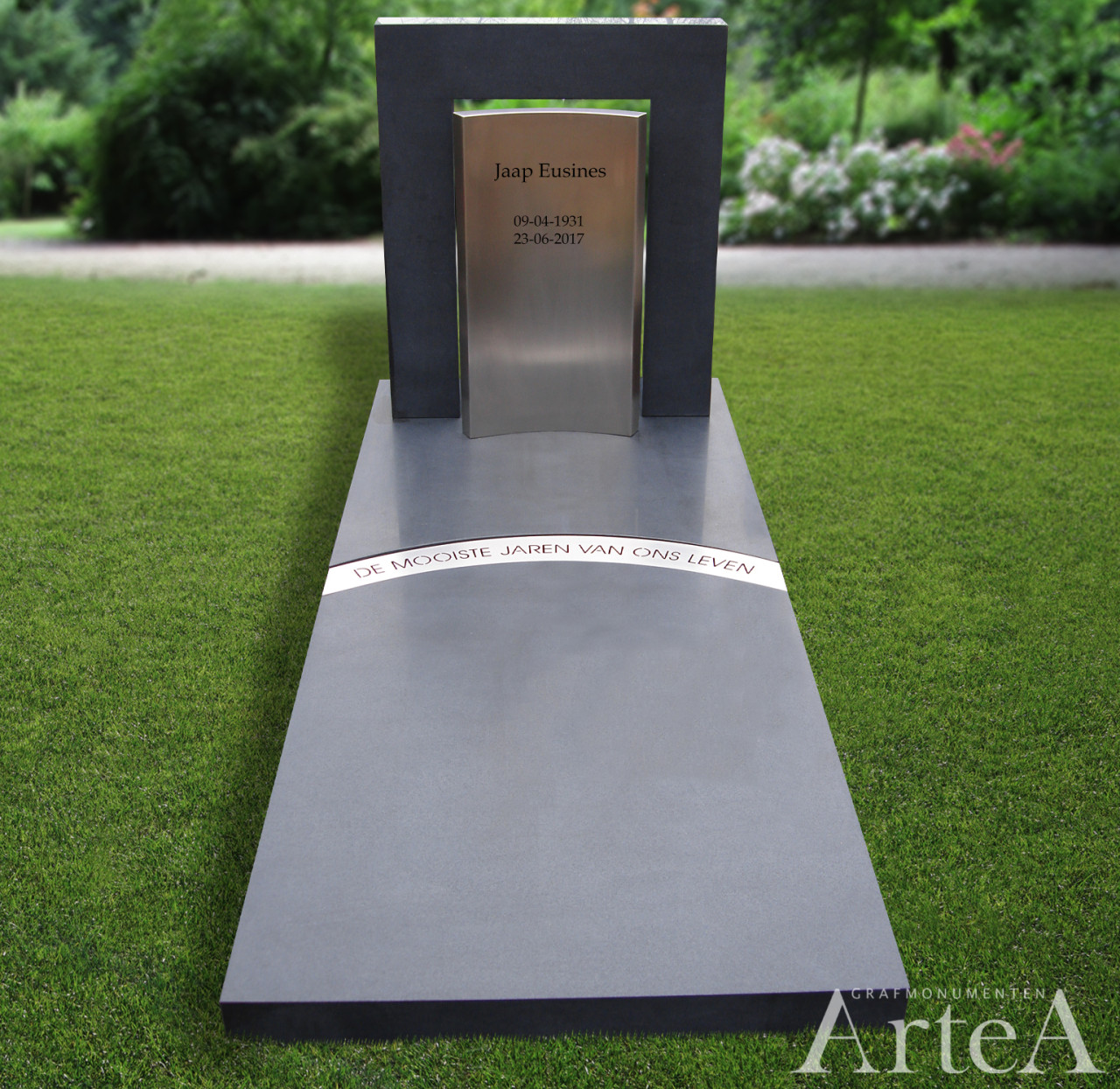 Grafsteen van mat graniet met rvs plaat