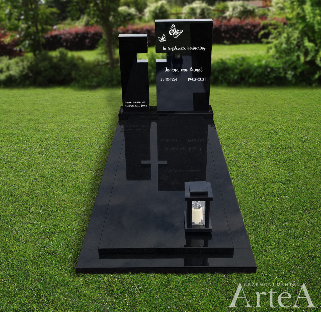 Grafsteen van zwart graniet met kruis en vlinders