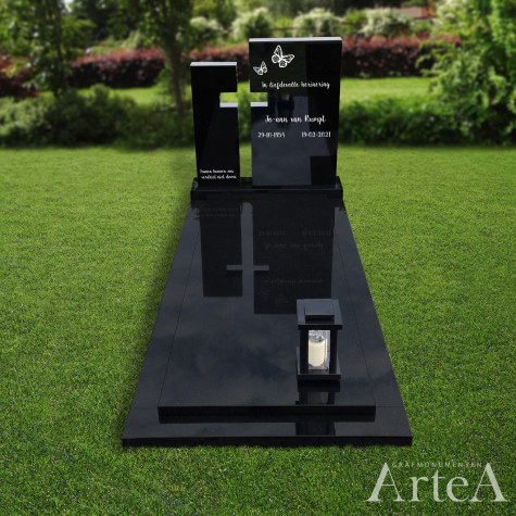 Grafsteen van zwart graniet met kruis en vlinders