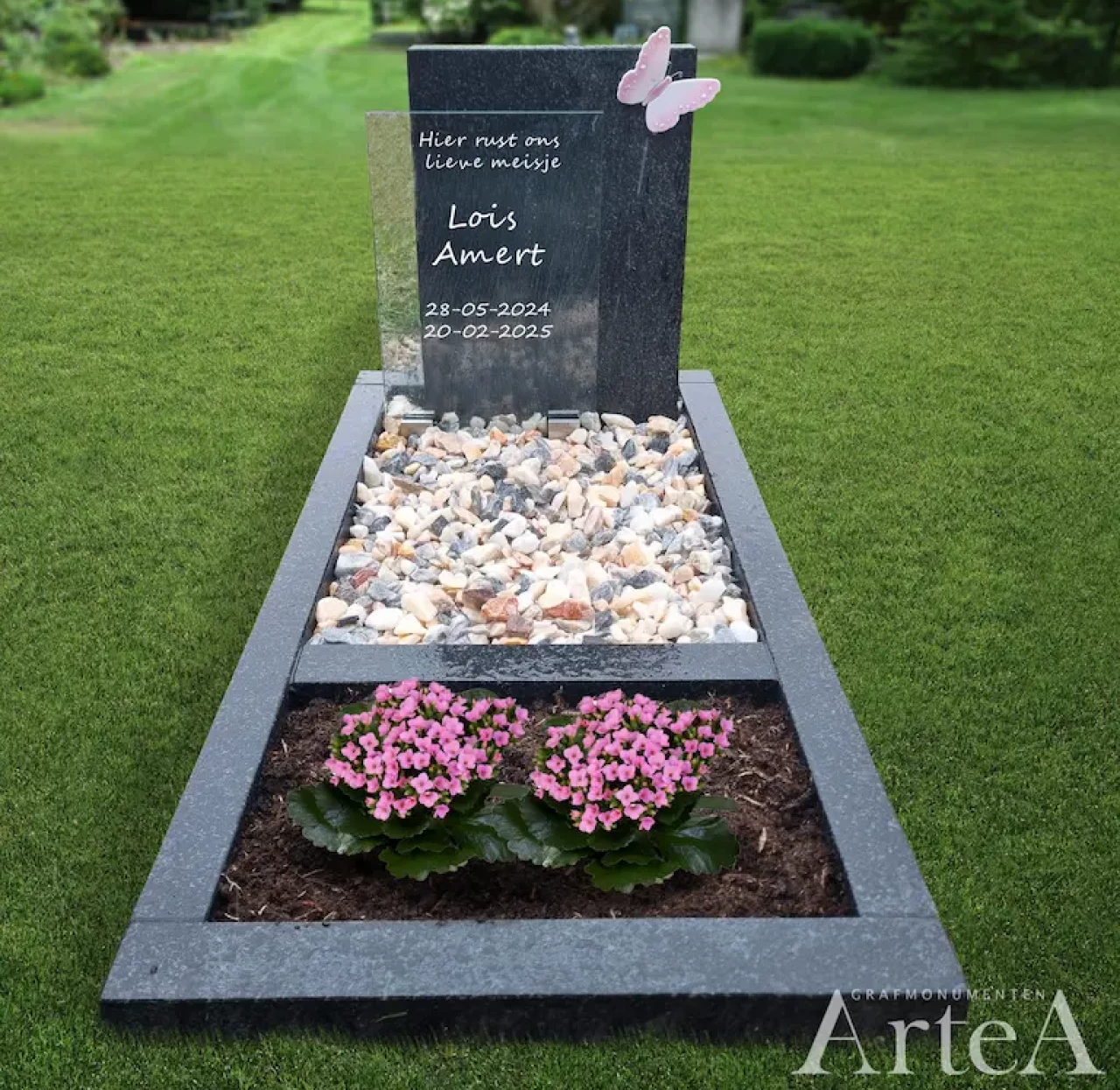 kinder grafsteen met roze vlinder
