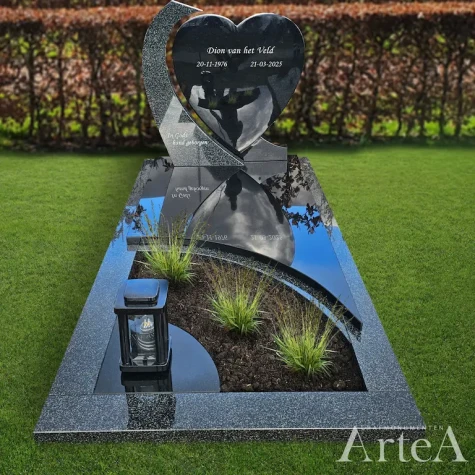 Grafsteen van zwart graniet met hart