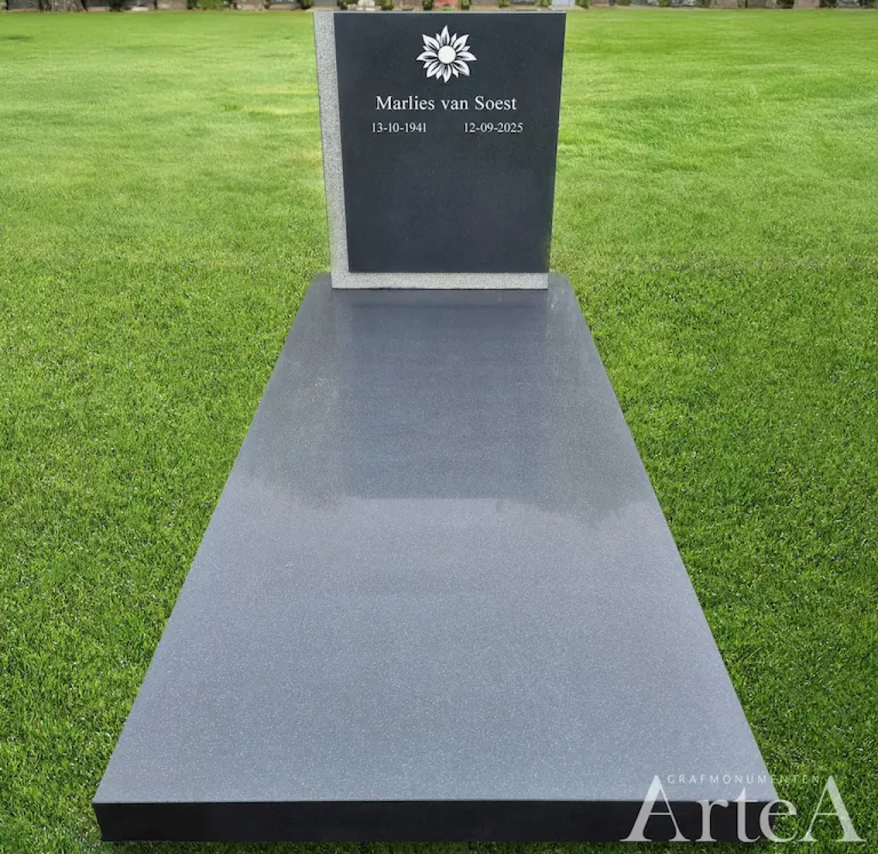 Grafsteen met afbeelding van een bloem