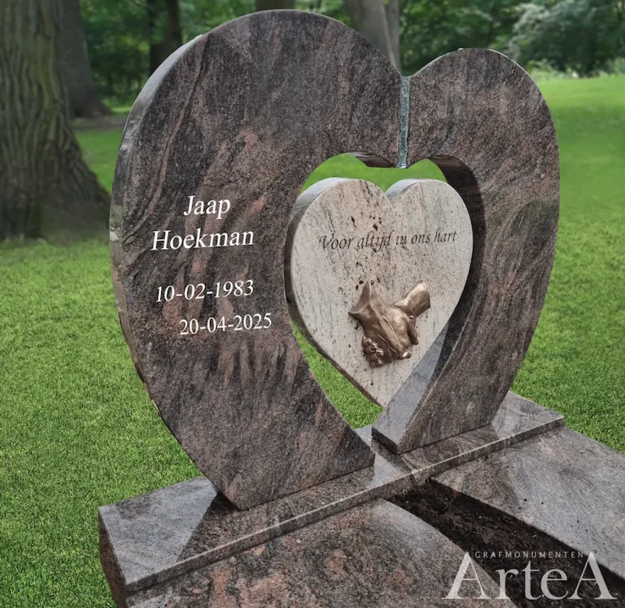 grafsteen met bronzen handen en hartvorm