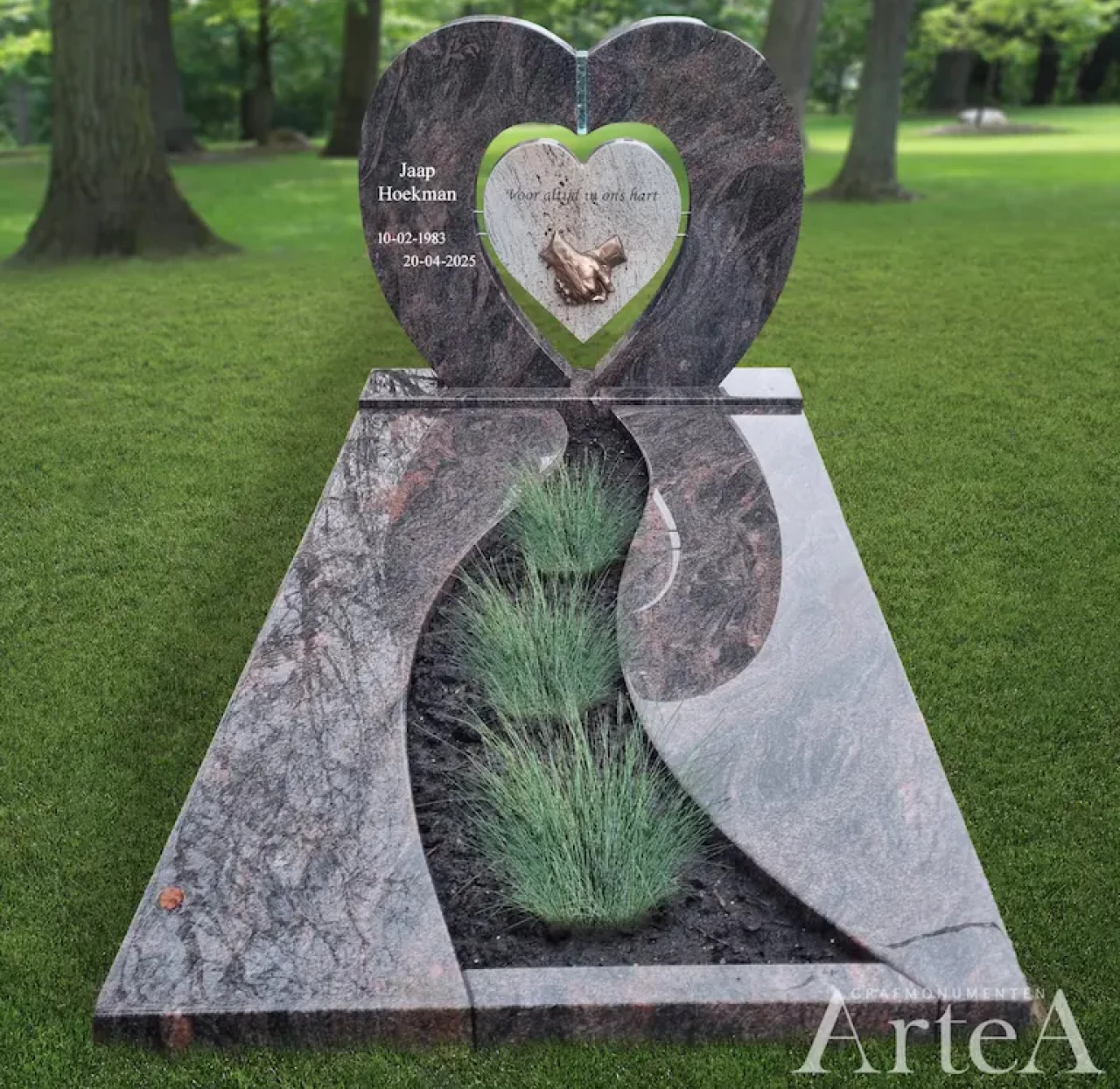 grafsteen met hartvorm en bronzen handen