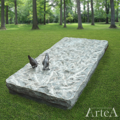 Grafsteen liggend met ruwe dekplaat en kippen