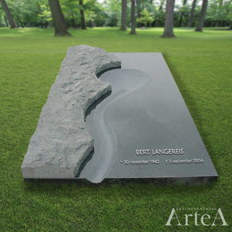 Grafsteen liggend met ruwgekapte dingen met zilveren letters