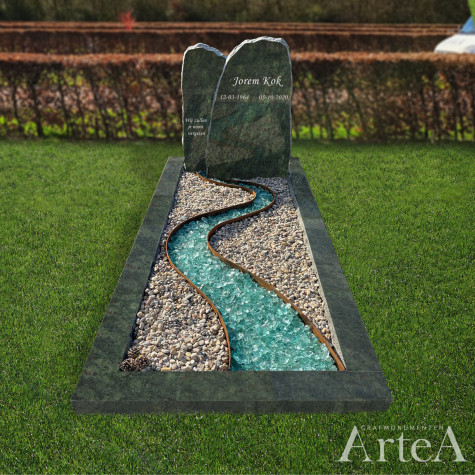 Grafsteen met 2 zuilen en glas strook met cortenstaal