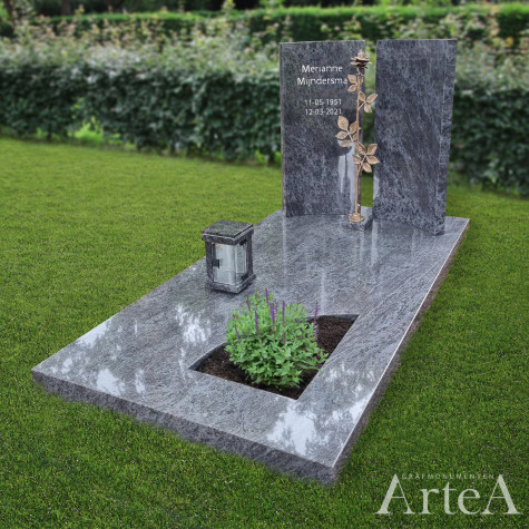 Grafsteen met 2 zuilen van graniet en bronzen roos