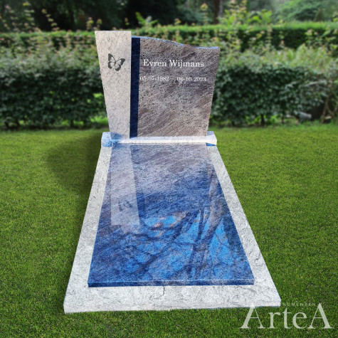 grafmonument met afbeeding van vlinder