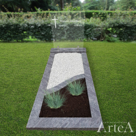 Grafsteen met glasplaat en kruis steen van graniet met tuin en grind