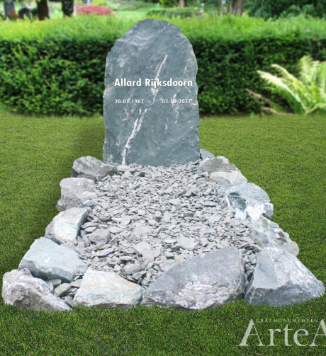 Grafsteen met kei en rots bronzen letters