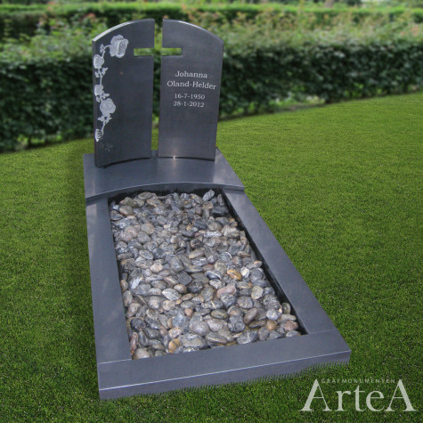 gedenkteken met kruis en rozen