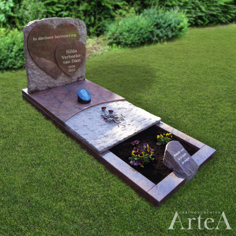 Grafsteen met harten grafmonument met rood graniet rode tekens tuin met planten en foto