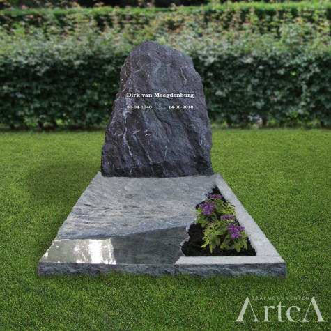 Grafsteen met ruwe kanten van graniet met grote kei