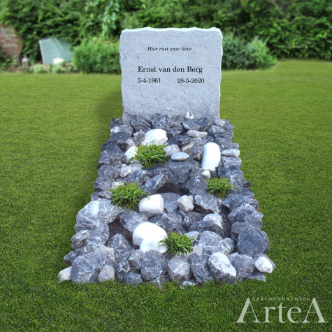 Grafsteen met ruwe kei en kleine keien