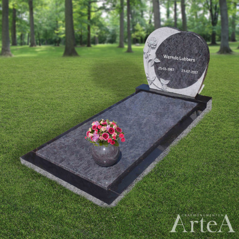 Grafsteen met roos en uitgekapt ruw stuk grafmonument van graniet zwart grijs en blauw