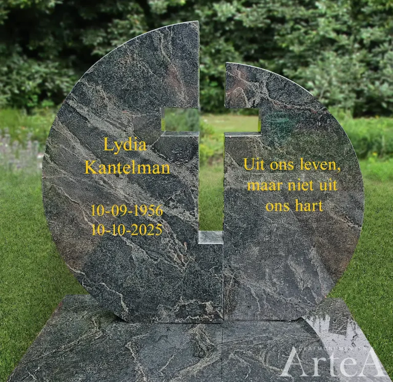 Grafsteen met kruis dichtbij