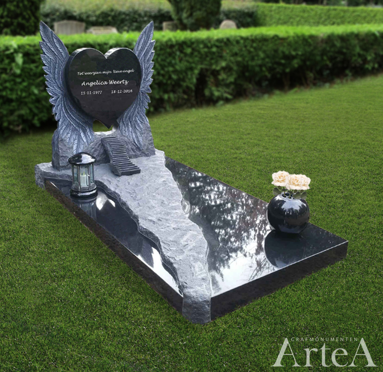 Grafsteen met vleugels en hart grafmonument met ruw gekapte delen zwart graniet en uniek bijzonder