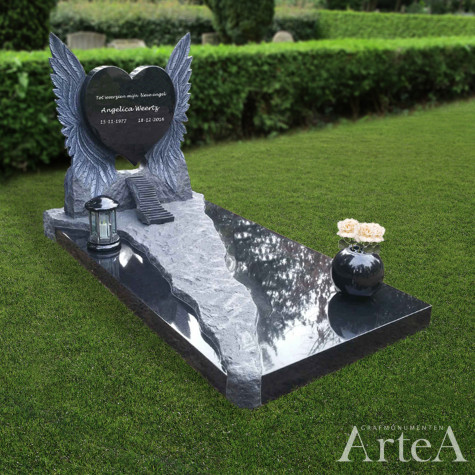 Grafsteen met vleugels en hart grafmonument met ruw gekapte delen zwart graniet en uniek bijzonder