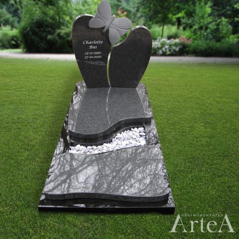 kindergrafsteen met vlinder