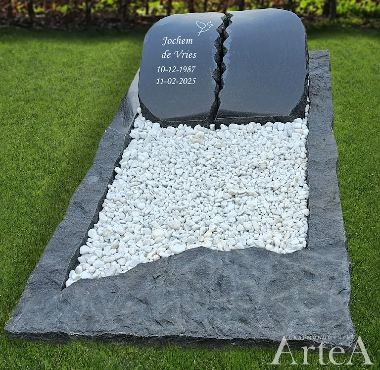 Grafsteen van ruwgekapt graniet